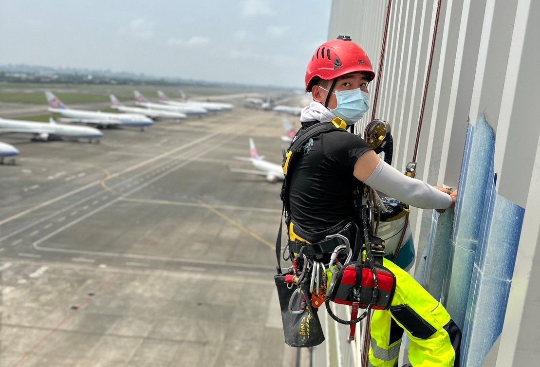 公司服務項目如下:高空作業 外牆工程 鐵件拆除 外牆物件拆除 外牆防水 外牆拉皮 磁磚巡檢 磁磚修複 配管工程 雨遮更新 人工草皮 蜘蛛人作業