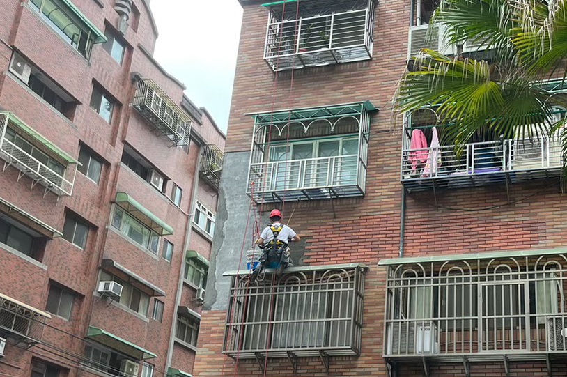 公司服務項目如下:高空作業 外牆工程 物件拆除 防水 拉皮 磁磚 磁磚修複 泥作 配管 雨遮更新 人工草皮 蜘蛛人作業